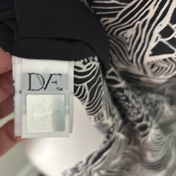 Diane Von Furstenberg Animal Print Long Sleeve Silk Top Blouse size 2 - Picture 9 of 9